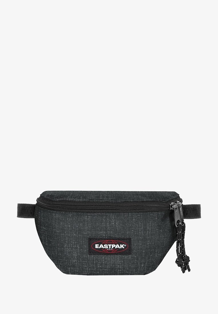 Černý látkový ledvinka s texturovaným povrchem, která má zipové uzavírání a popruh s popruhovou strukturou. Výrazná nášivka loga na přední straně.