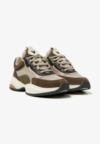 Braune und beige Sneaker aus einer Mischung von Mesh- und Wildledermaterialien, mit einer dicken Sohle und kontrastierenden schwarzen und pinken Akzenten.