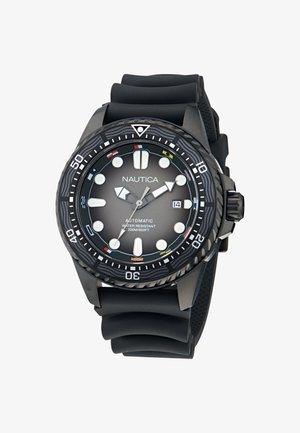 Čierne automatické hodinky Nautica s textúrovaným rámom, okrúhlym ciferníkom, bielymi hodinovými značkami, zobrazením dátumu a silikónovým remienkom. Vodotesné do hĺbky 200 m.