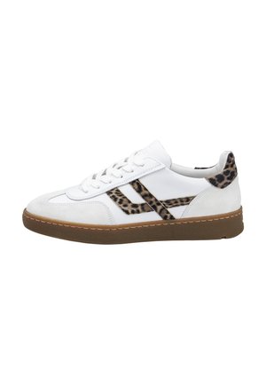 Witte lage sneaker met bruine zool en luipaardprint accentstrepen en hielstrook, vanaf de zijkant op een witte achtergrond.