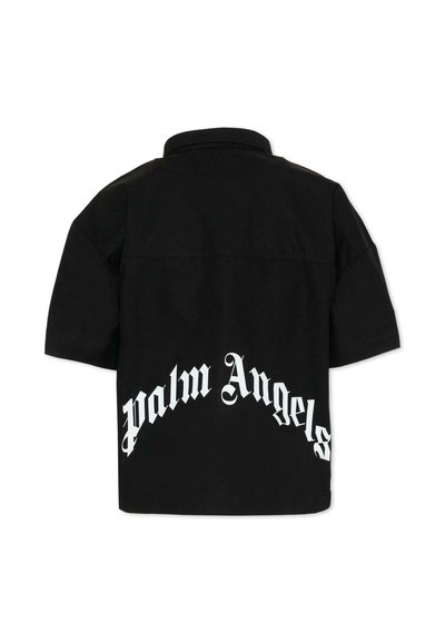Zwart shirt met korte mouwen, kraag en grote witte "palm Angels" tekst in gotisch lettertype over de onderrug.