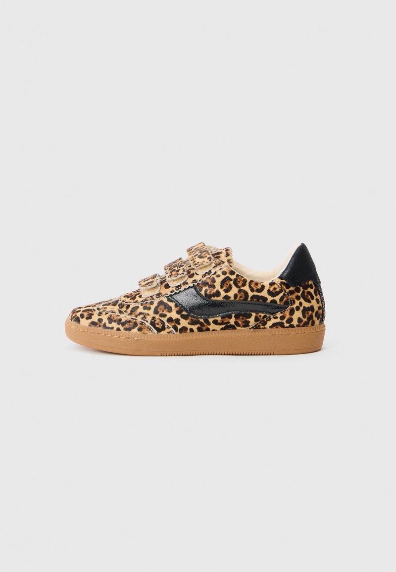 Leopardi mustriga sneaker mustade aktsentidega, millel on tekstuuriga pealisosa, takjakinnitused ja kummitald. Küljeprofiili vaade.