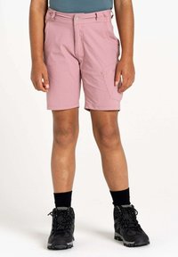 Rosa Shorts mit einer Reißverschlusstasche, Knopfverschluss und Gürtelschlaufen. Kombiniert mit schwarzen Wanderschuhen und dunklen Socken. Glatte Textur.