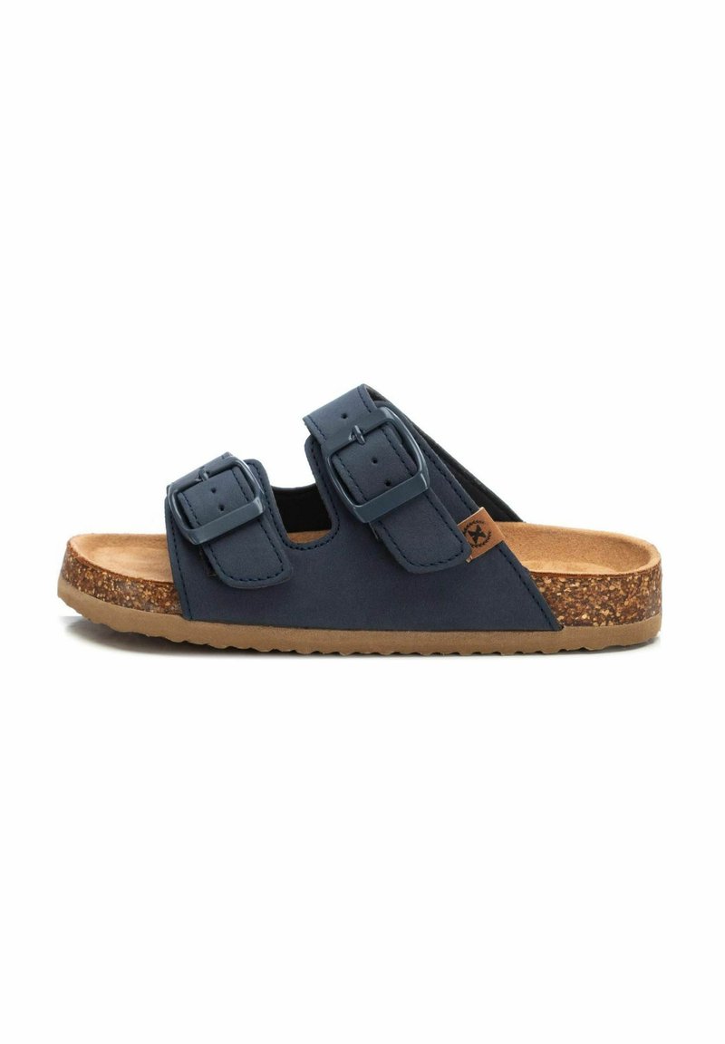 Sandali blu navy con due cinturini regolabili a fibbia, soletta in sughero e suola in gomma testurizzata. Design minimalista senza motivi decorativi.