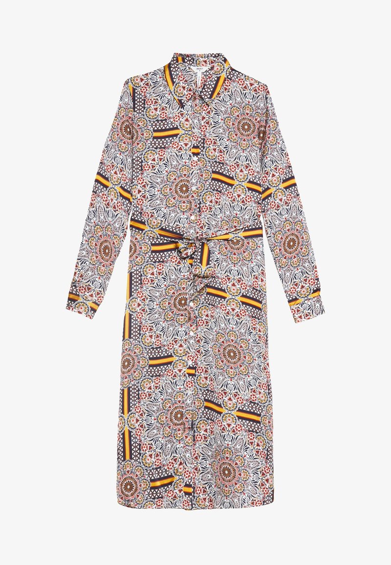 Robe boutonnée à manches longues avec col et ceinture nouée à la taille, présentant des motifs floraux et géométriques complexes en marron, jaune, rouge et noir sur fond blanc.