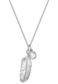 Sudraba kaklarota ar detalizētu spalvas piekariņu un apaļu pērli, kas karājas no teksturētas ķēdes.