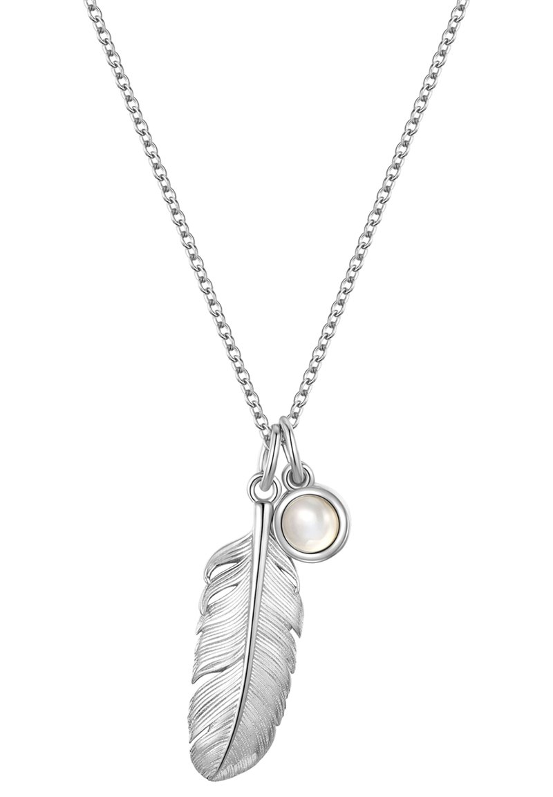 Sudraba kaklarota ar detalizētu spalvas piekariņu un apaļu pērli, kas karājas no teksturētas ķēdes.