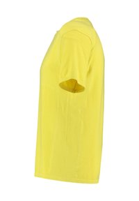 Žluté bavlněné tričko s krátkým rukávem, kulatým výstřihem, hladkým povrchem a rovnými liniemi. Má minimální detaily a žádné vzory.
