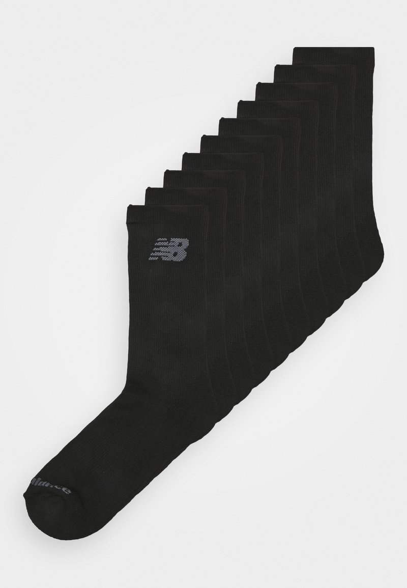 Calcetines deportivos negros dispuestos en línea. Están hechos de una tela suave con textura acanalada. Presentan un pequeño logo gris en cada calcetín.