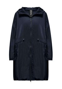 Giacca a vento navy con zip frontale, polsini elasticizzati, due tasche laterali con cordini e cappuccio. Realizzata in tessuto leggero e testurizzato.
