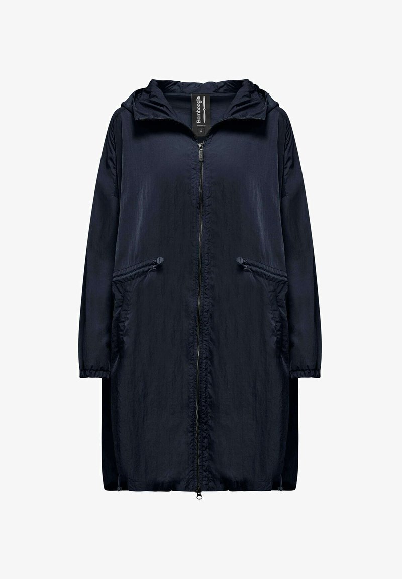 Giacca a vento navy con zip frontale, polsini elasticizzati, due tasche laterali con cordini e cappuccio. Realizzata in tessuto leggero e testurizzato.