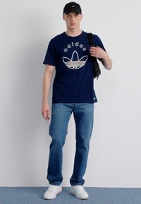 adidas Originals GRAPHIC - T-shirt con stampa - night indigo