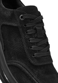 Sneaker in pelle nera con superficie testurizzata, punta rotonda e design con lacci. Presenta accenti lisci e perforazioni vicino alla punta.