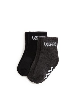 Dos pares de calcetines hasta el tobillo, uno negro y otro gris oscuro con el logo blanco de Vans y patrón de tablero de ajedrez en los dedos.