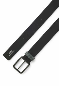 Schwarzer Gürtel aus glattem Leder, mit einer mattschwarzen Metallschnalle und einem gemusterten grauen Akzent in der Nähe der Schnalle. Fünf Löcher zur Anpassung.