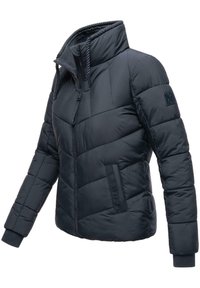 Marine gewatteerde jas met hoge kraag, diagonale gestikte patroon, voor zipper sluiting en ribbels bij de mouwen. Bevat gedetailleerde schouderpatch van textuur.