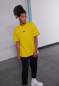 Não selecionado, vivid sulfur/black