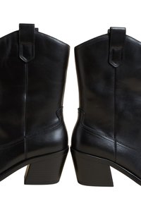 Czarne skórzane botki za kostkę o gładkim wykończeniu, spiczastym nosku, średniej wysokości obcasie w kształcie słupka oraz przeszytych detalach. Posiadają uchwyty na górze.