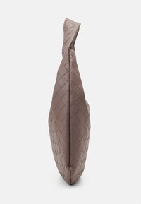 Brązowa torba ze splecioną skórą o charakterystycznym trójkątnym kształcie i zaokrąglonym dnie, z teksturowaną powierzchnią i miękką, elastyczną sylwetką.