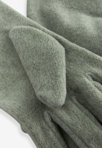 Fleece handschoenen in gedempte groene kleur, met een zachte textuur, afgeronde vingertoppen en een gladde, licht pluizige buitenkant.
