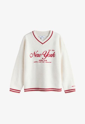 Weißer Strickpullover mit rot gestreiftem V-Ausschnitt, Bündchen und Saum, vorne mit in Rot besticktem Schriftzug "New York Social Club" und "Est. 1979".