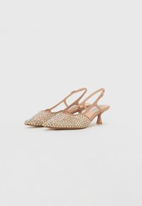 Nude slingback podpätky s špicatou špičkou, zdobené iridescentnými kamienkami a nízkym, priehľadným blokovým podpätkom. Hladká textúra.