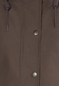 Bruine outerwear stof met zilveren drukknoopjes, verstelbare koord aan de kraag en een gladde textuurafwerking.