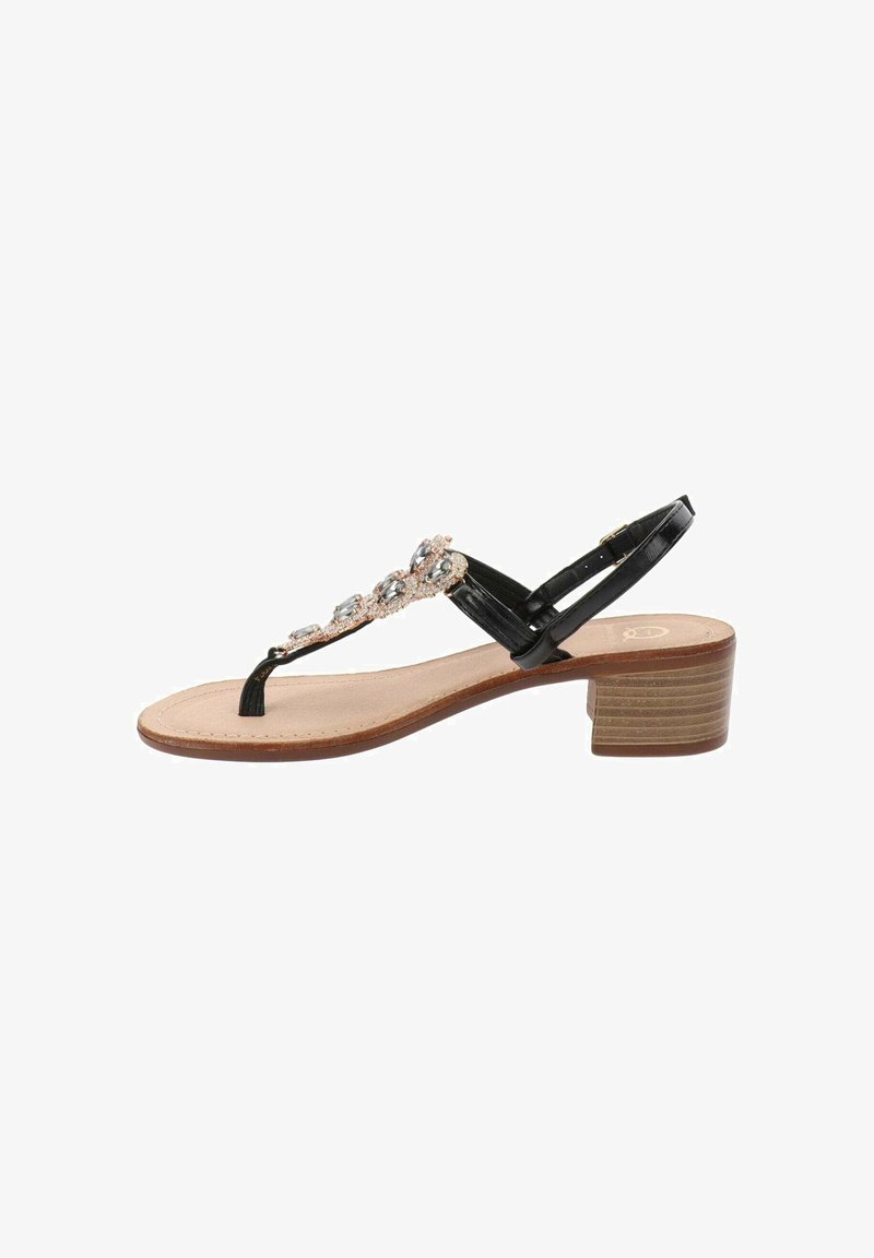 Sandal a sfondo nero con tacco basso e impilato, caratterizzato da una design a T impreziosita da strass trasparenti e una soletta beige.