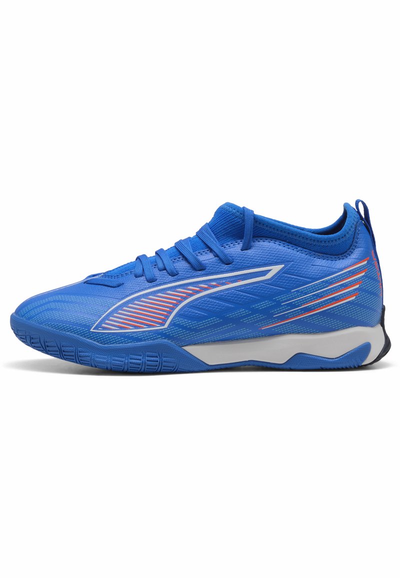 Scarpe sportive blu con tomaia strutturata, pannelli in rete e accenti blu tono su tono. Presentano un motivo a striscia diagonale bianca e arancione.