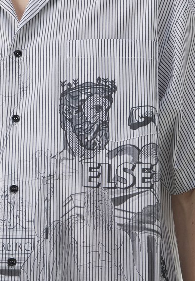 Kurzarmhemd in Weiß und marineblauen vertikalen Streifen, mit grafischen Drucken von Figuren und Text auf der Vorderseite. Eingeschränkt mit einer Brusttasche.