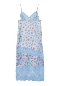 Robe nuisette en satin bleu avec motif floral, bordure en dentelle, bretelles spaghetti et design superposé. Présente des fleurs rouges et roses éparpillées.