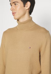 Tommy Hilfiger ROLL NECK - Pulóver - countryside khaki