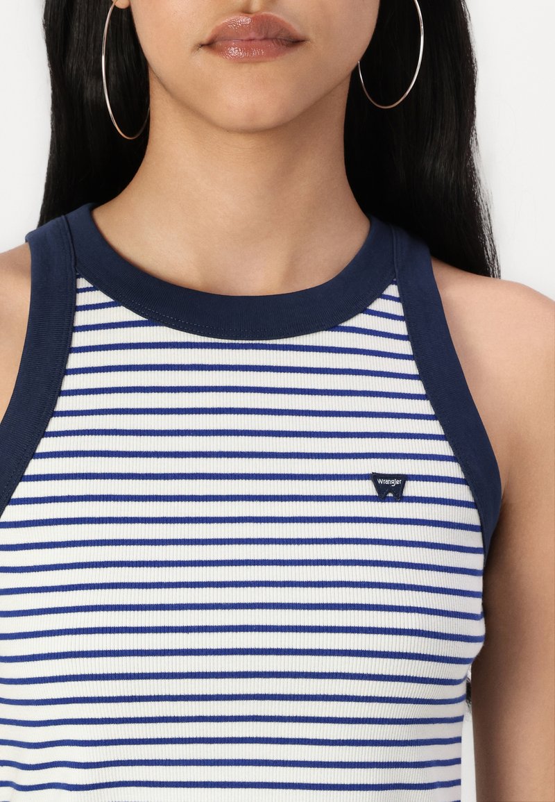 Top sin mangas a rayas blancas y marinas con textura acanalada. Presenta un cuello redondo marino y un pequeño logo negro de Wrangler en la parte frontal.