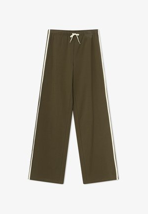 Široké kalhoty olivově zelené barvy s bílými postranními pruhy a bílým šňůrkovým páskem na elastickém pasu na bílém pozadí.