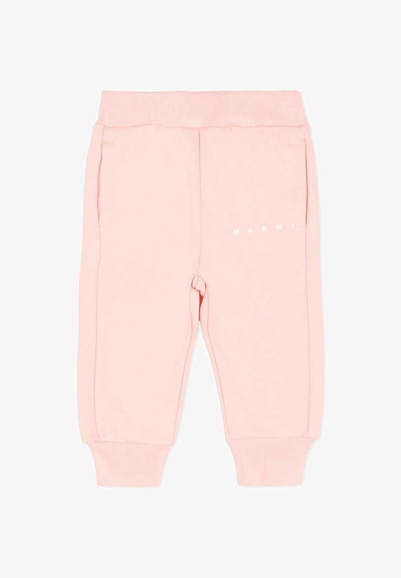 Pantalon de survêtement en coton rose avec poignets et taille côtelés. Comprend des poches latérales et un logo blanc sur la cuisse gauche. Texture lisse.