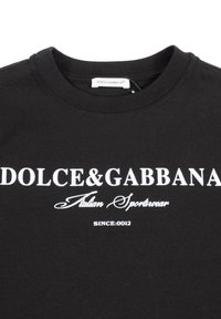 T-shirt in cotone nero con testo stampato bianco: "DOLCE&GABBANA Italian Sportswear" e "SINCE:0012," con design a girocollo.
