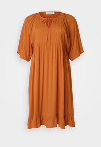 Vestido laranja de manga curta com decote redondo, detalhe de laço, corpete franzido e saia com babados. Tecido texturizado com pontos padronizados subtis.