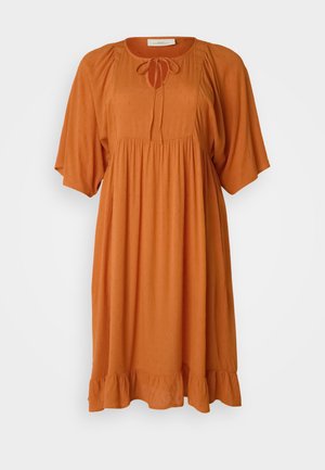 Oranžové šaty s krátkým rukávem, kulatým výstřihem, detaily na zavázání, nařaseným živůtkem a volánkovým lemem. Texturovaná látka s jemnými vzorovanými tečkami.