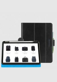 Funda para tablet de cuero negro con diseño estructurado, textura elegante y soporte para lápiz. Soporte para tablet azul que exhibe varios diseños de bolsos.