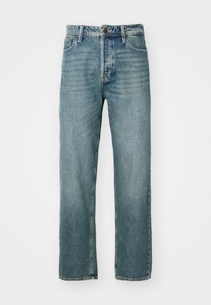 Jeans di denim azzurro chiaro con taglio dritto, design a cinque tasche e cuciture visibili. Presentano una chiusura con bottone in metallo e zip.