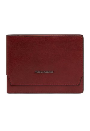 Cartera marrón de cuero tipo bi-folio con costuras visibles y pequeño logo metálico de la marca centrado en el frente.