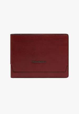 Cartera marrón de cuero tipo bi-folio con costuras visibles y pequeño logo metálico de la marca centrado en el frente.