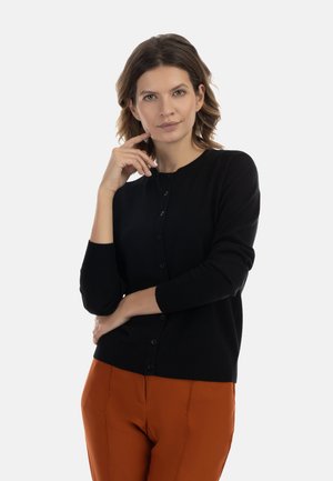 Zwarte gebreide cardigan met een ronde halslijn en lange mouwen, voorzien van een rij knopen aan de voorkant en geribde manchetten.