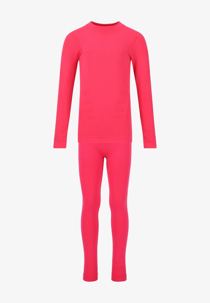 Combinaison thermique rose vif avec des manches longues et des jambes ajustées, fabriquée dans un tissu extensible avec une texture lisse et de subtils accents côtelés.