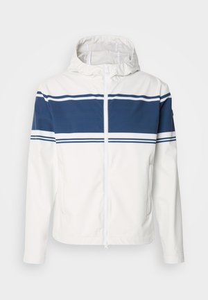 Hvit hettejakke med glidelås foran, med en blå horisontal stripe og tynne hvite detaljer over brystet. Glatt tekstur.
