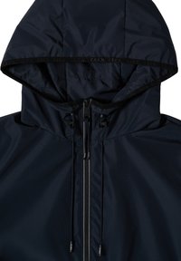 Veste à capuche bleu marine avec fermeture éclair à l'avant et cordons ajustables sur la capuche, présentant une bordure discrète à logo le long du bord de la capuche.