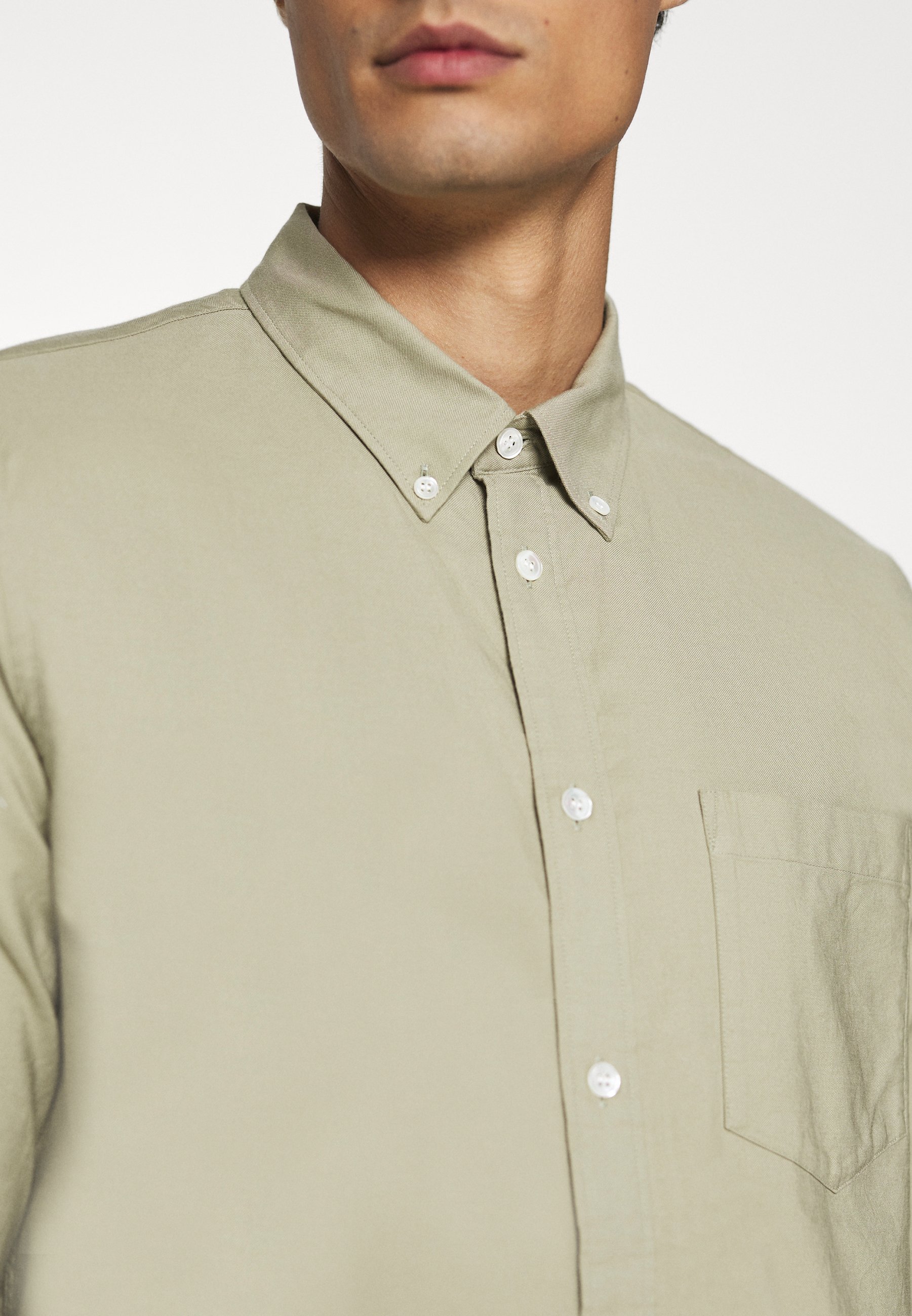 ARKET SHIRT Skjorte khaki green dusty lightkhaki ARKET SHIRT Skjorte khaki green dusty lightkhaki