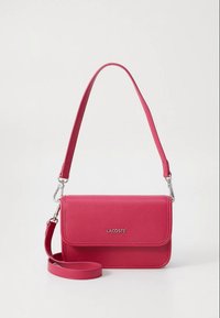 Lyserød lædertaske fra Lacoste med klaplukning, sølvfarvet hardware og to aftagelige remme, vist på en ensartet hvid baggrund.