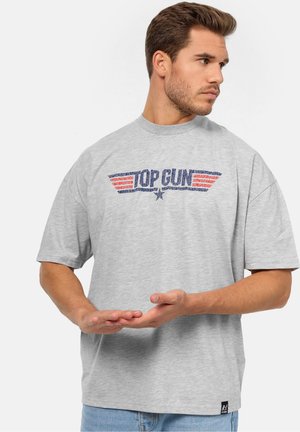 Šedé bavlněné tričko s grafikou "TOP GUN" se červenými křidélky a tmavě modrým obrysem, kulatým výstřihem a krátkými rukávy.