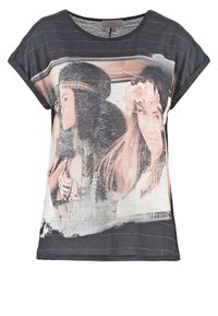 Czarna koszulka graficzna z krótkim rękawem, z luźnym krojem i teksturowanymi paskami, z nadrukiem na przedzie przedstawiającym dwie kobiety.